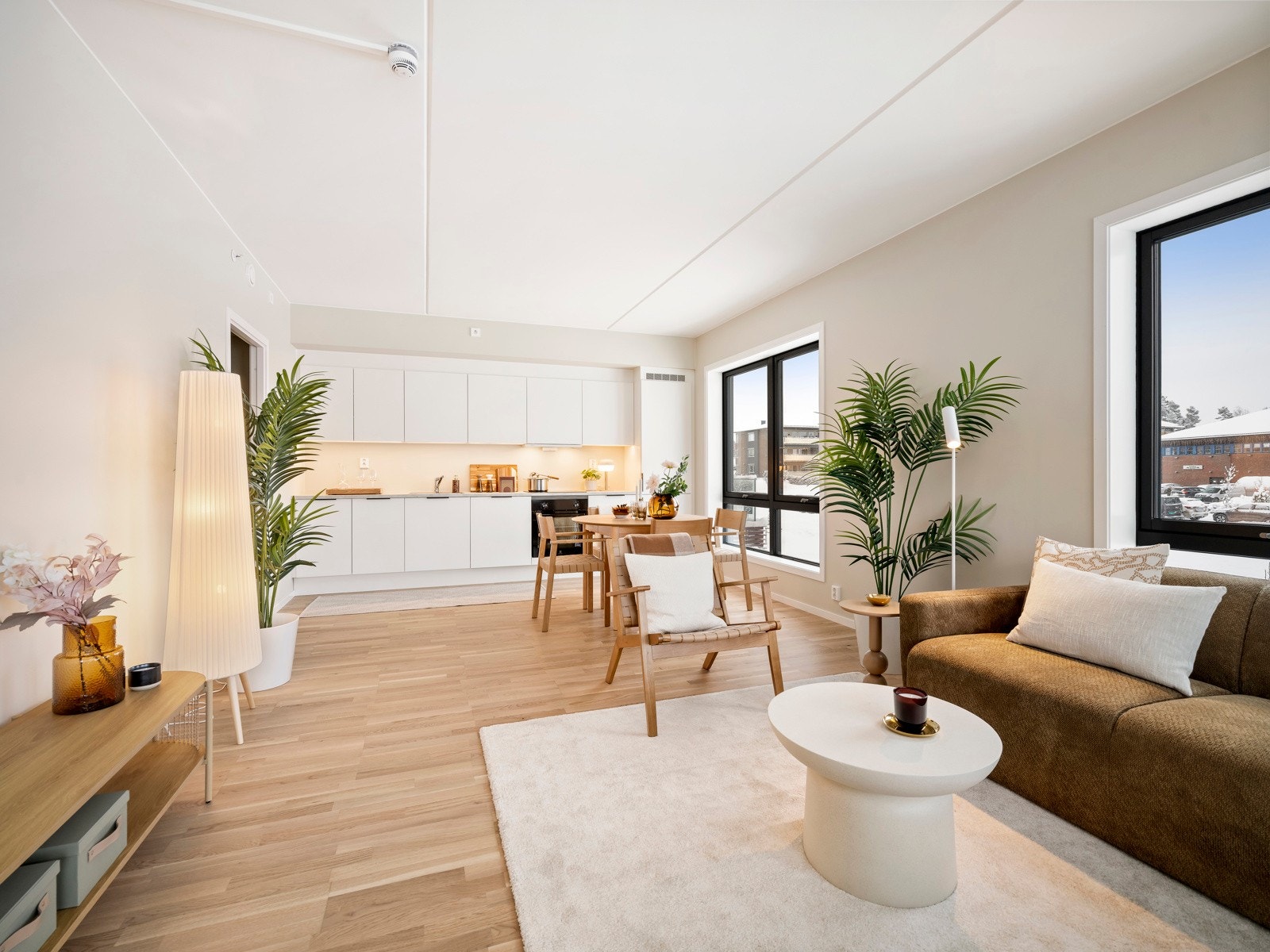 Nyoppført, ikke tidligere tatt i bruk - lys 3r hjørneleilighet med svært gode solforhold. 10 kvm balkong og garasjeplass. Vannbåren gulvvarme. Kontakt Petter 45007097 for visningsavtale. Galleribilde