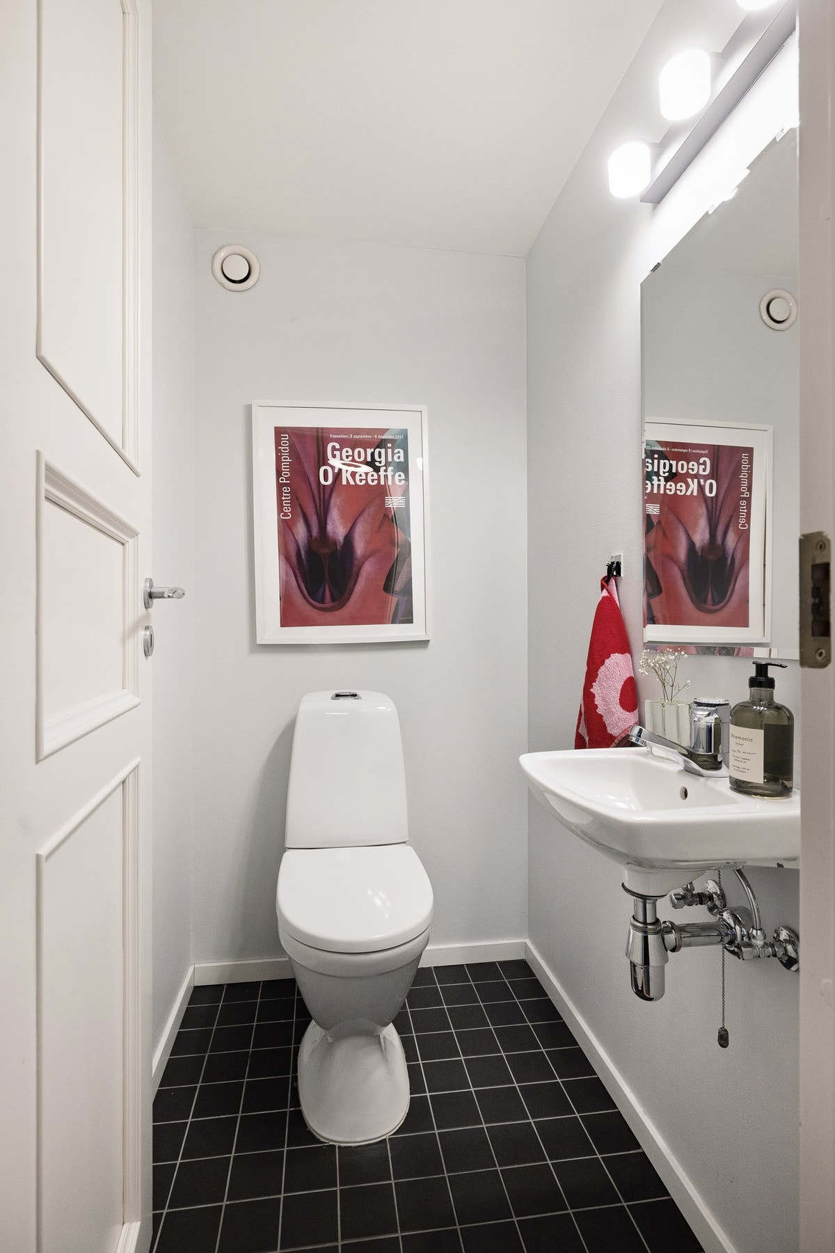 Toalettrommet ble satt inn i 2021 og er svært praktisk når man har gjester. Galleribilde