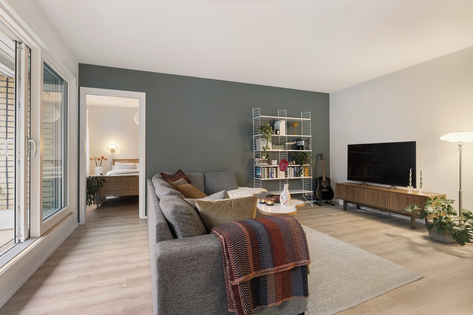 Stuen har gode innredningsmuligheter med plass til stor sofa og tv-løsning. Galleribilde