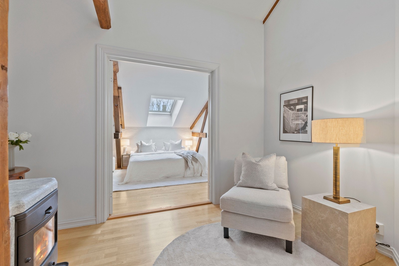 Sentralt i rommet er det plassert en hyggelig peisovn som gir godt med varme og hyggelige stunder på de kaldere dagene. Galleribilde