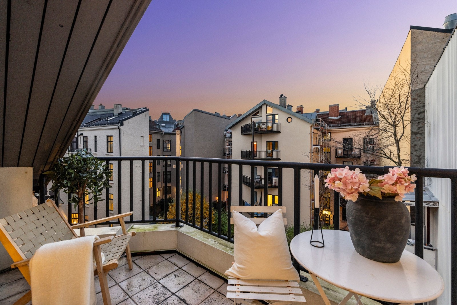 Fra kjøkken er det utgang til en terrasse på 6 m². Galleribilde