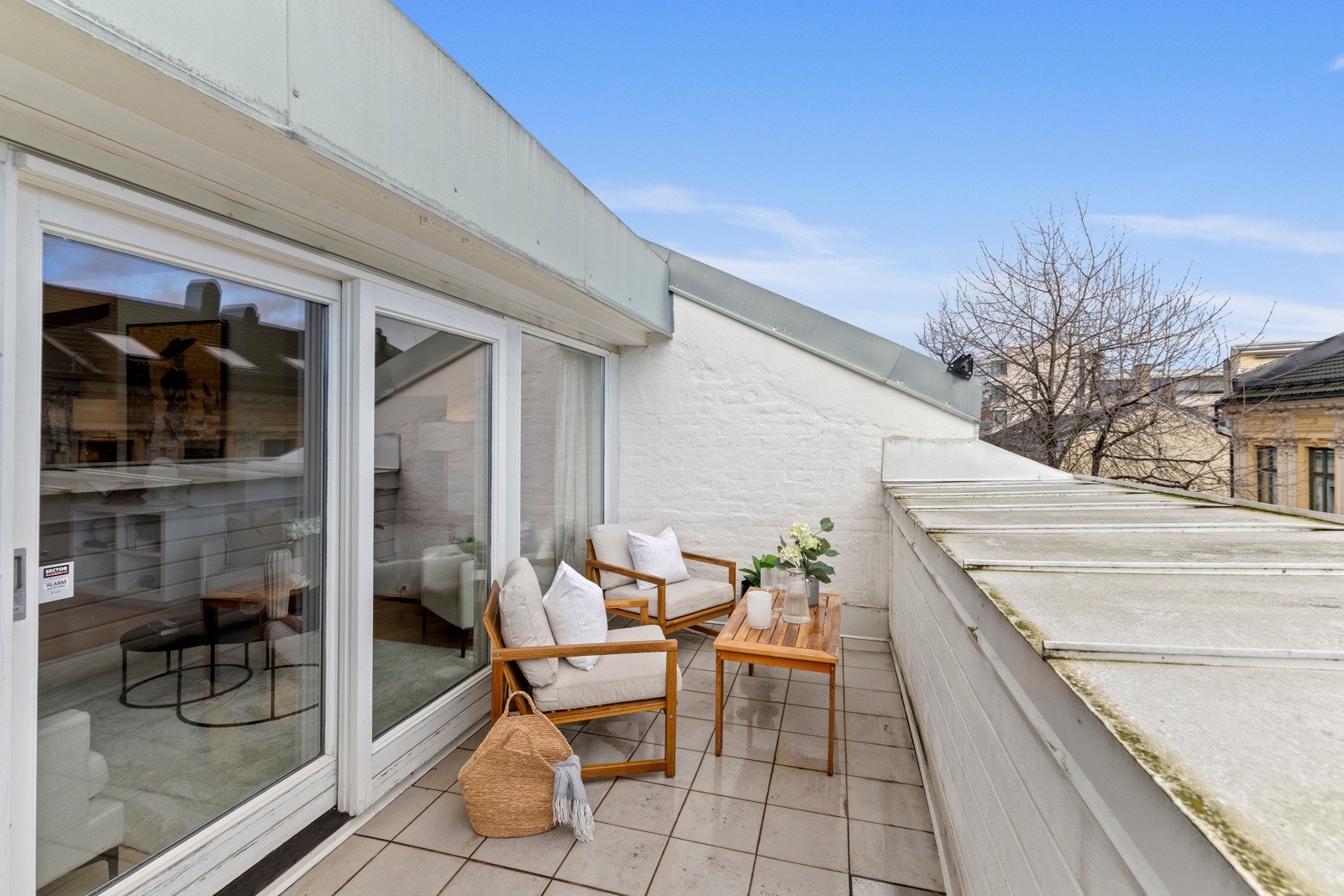 Terrasen er nord-vest vendt og er målt til ca. 10 m². Galleribilde