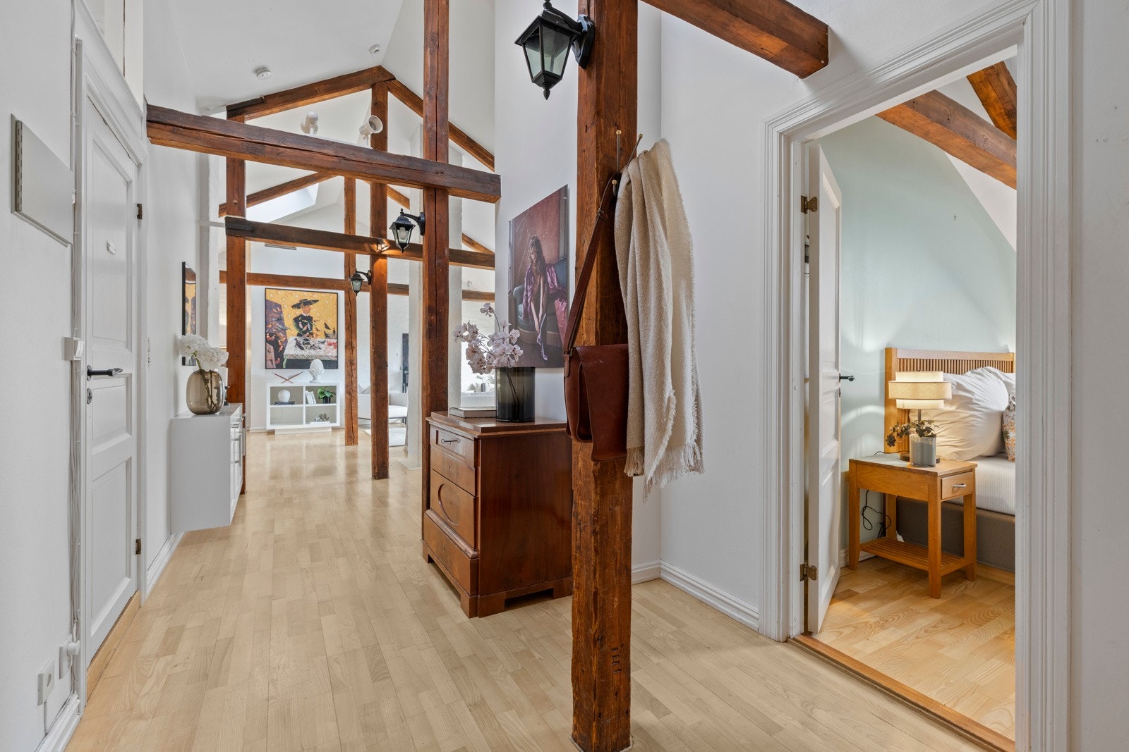 Hyggelig entré som gir et godt førsteinntrykk og fungerer som det naturlige knutepunktet i leiligheten. Galleribilde