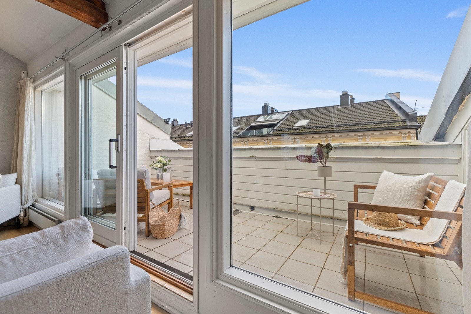 I enden av rommet er det utgang til en koselig terrasse, som på sommerstid oppleves som en forlengelse av stuen/spisestuen. Galleribilde