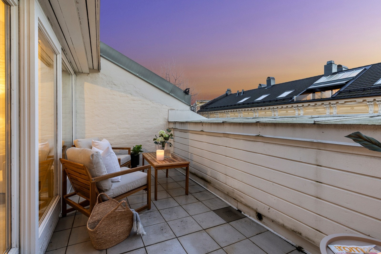 Her er det god plass til ønsket utemøblement. Galleribilde