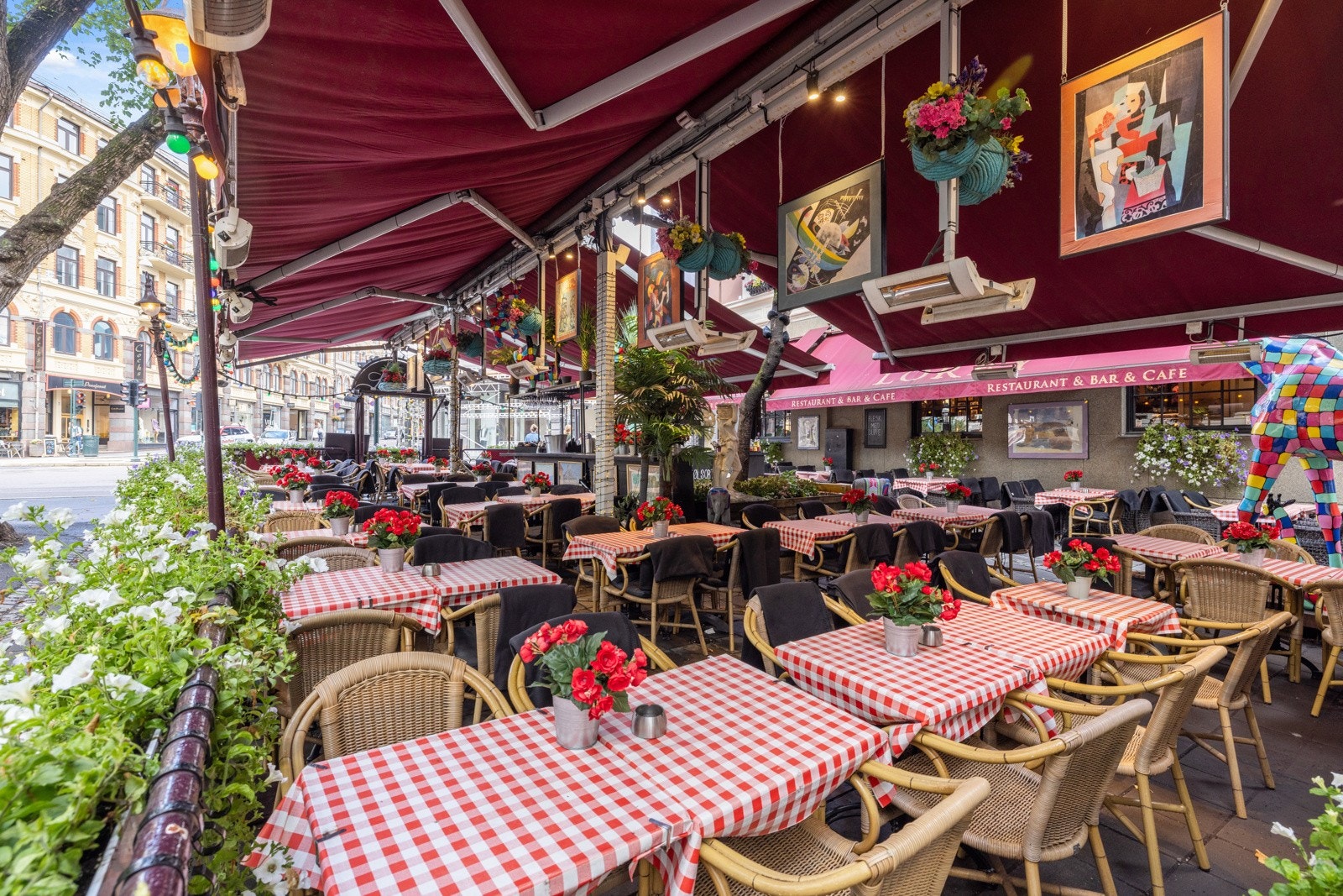 I nabolaget finner du det meste av fasiliteter, som ulike matbutikker, kaféer, restauranter, vinmonopol, spesial- og nisjeforretninger m.m. Galleribilde