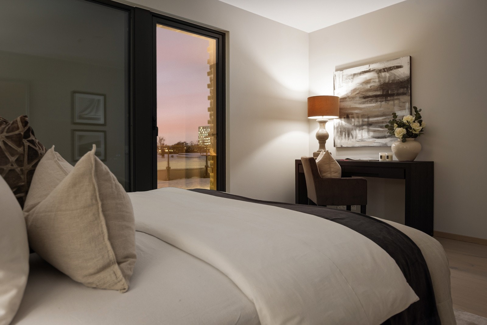 Master bedroom har god plass til ekstra garderobe eller kontorpult/sminkebord Galleribilde