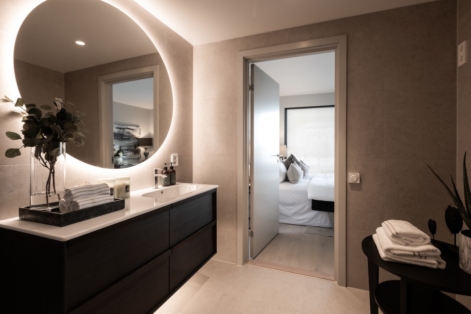 Badet master bedroom er romslig og lekkert Galleribilde