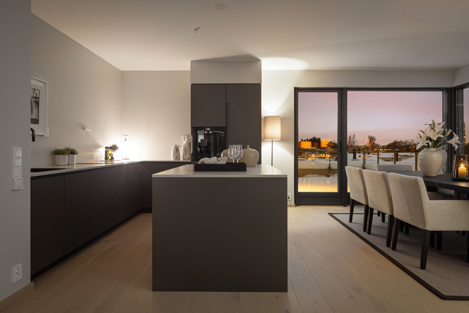 Eksklusivt kjøkken fra Poliform med praktisk øy og hvitevarer fra Gaggenau og Siemens. Armtatur fra Tapwell Galleribilde