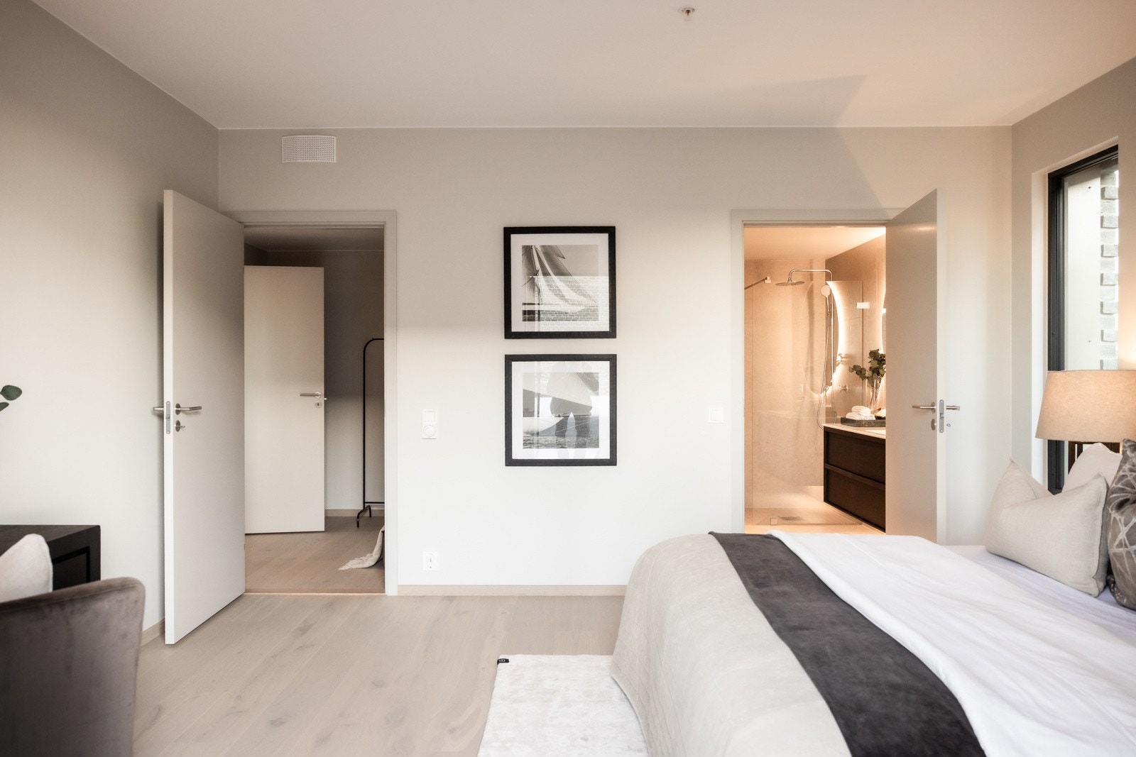 Master bedroom med eget bad og egen walk-in. Galleribilde