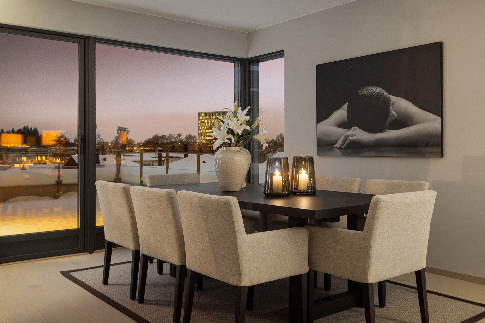 Det er plass til stor spisestue med direkte utgang til fantastisk sydvestvendt stor takterrasse Galleribilde