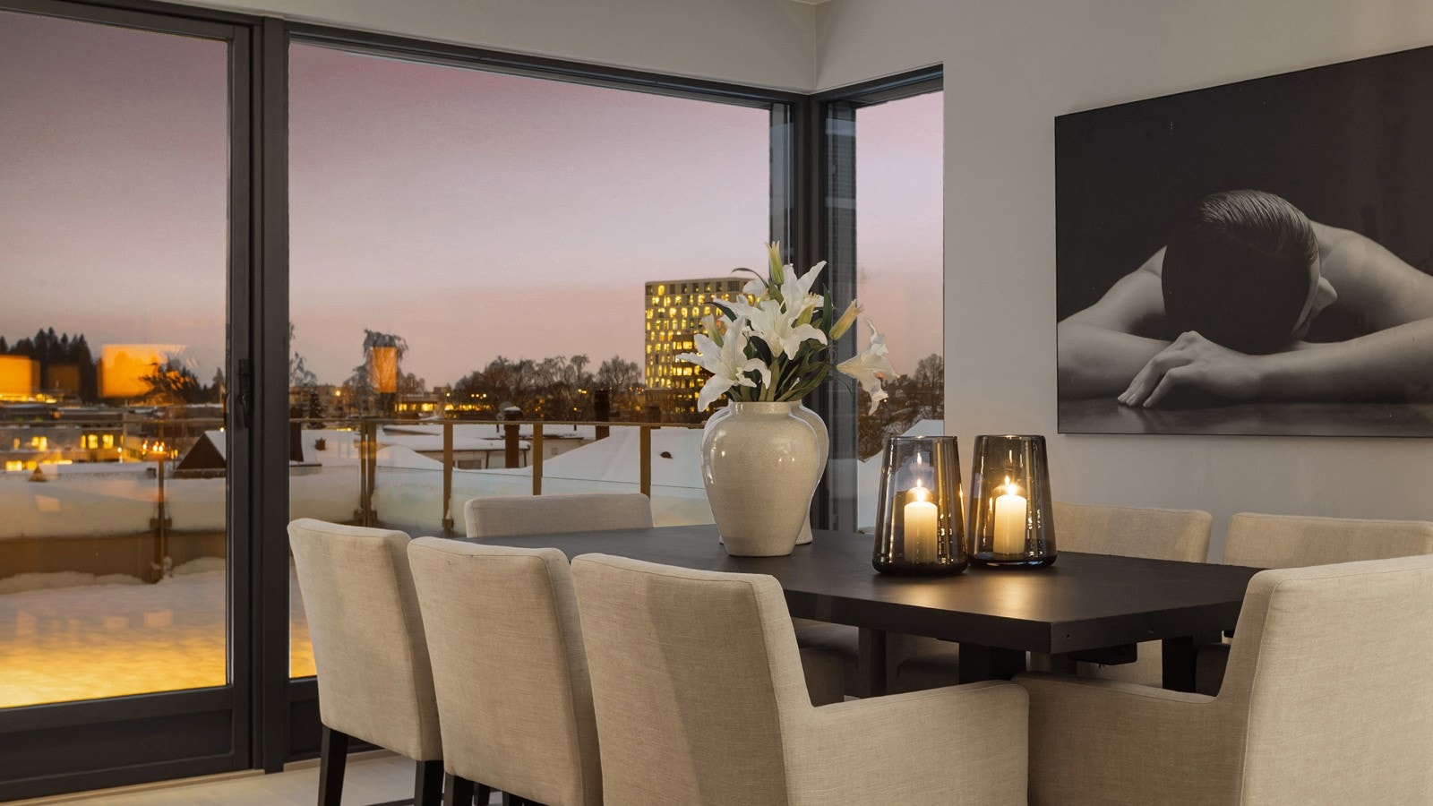 Fra spisestuen er det utgang til fantastisk takterrasse Galleribilde