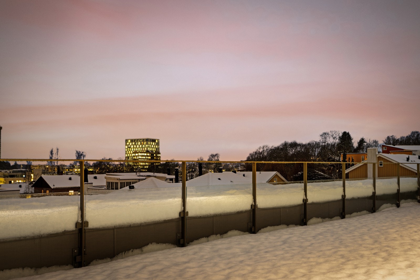 Den sydvestvendte og solfylte takterrassen inviterer til lange sommerkvelder med utsikt og optimale solforhold Galleribilde