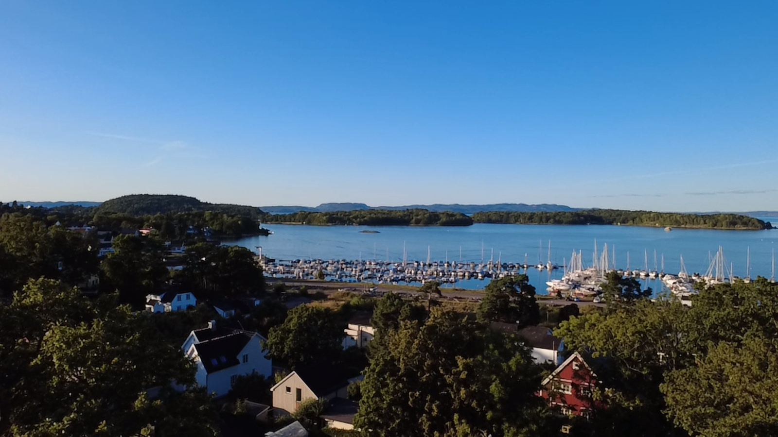 Her ser vi en litt annen vinkel mot båthavna og Løvøya Galleribilde