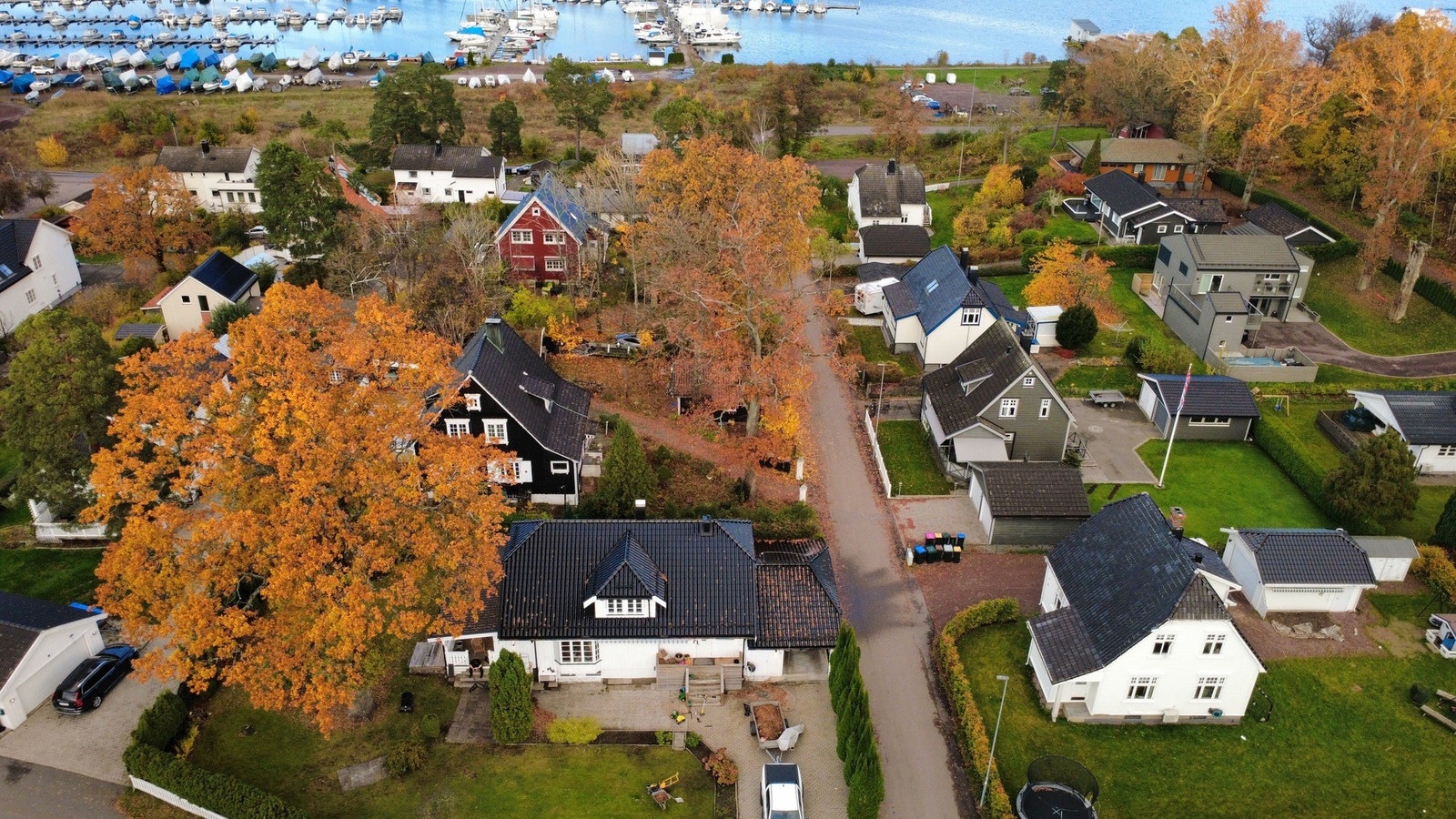 Dronebilde med huset i forkant og Solviken båthavn i bakgrunn Galleribilde