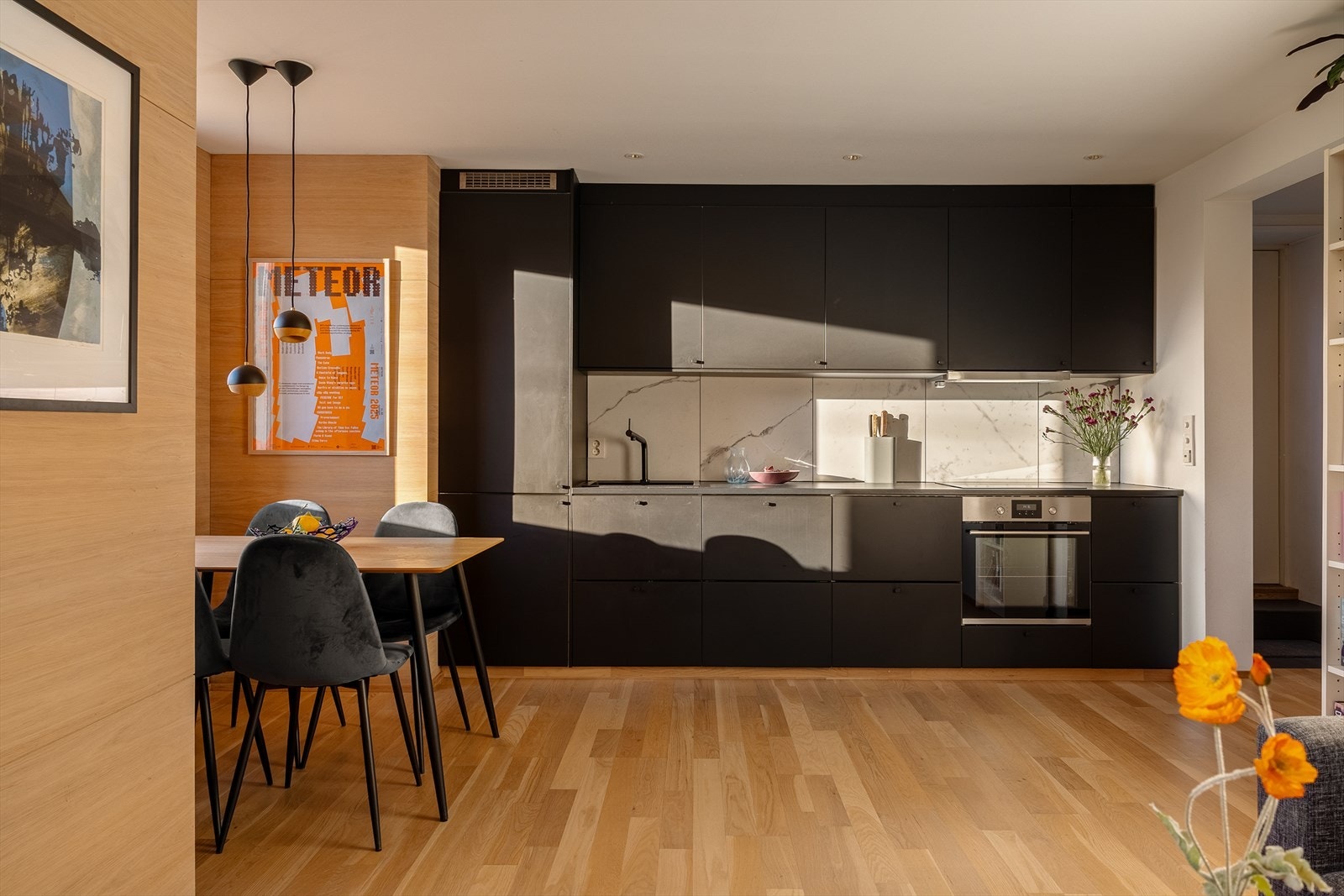 Det foreligger rammetillatelse for bruksendring av underetasjen samt etablering av utvendig bod, tilpasset dagens innredning. Igangsettingstillatelse er betalt. Galleribilde