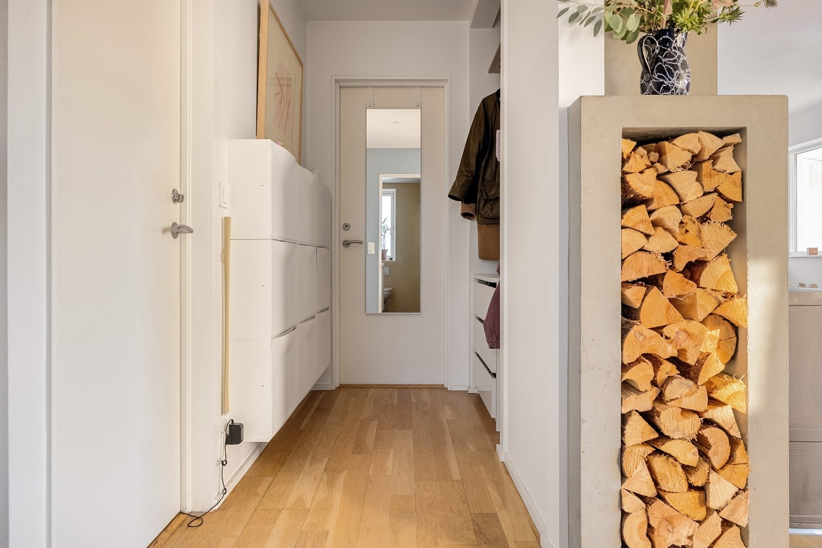 Entréen er utformet med fokus på funksjonalitet og flyt, og gir gode løsninger for en smidig hverdag. Galleribilde