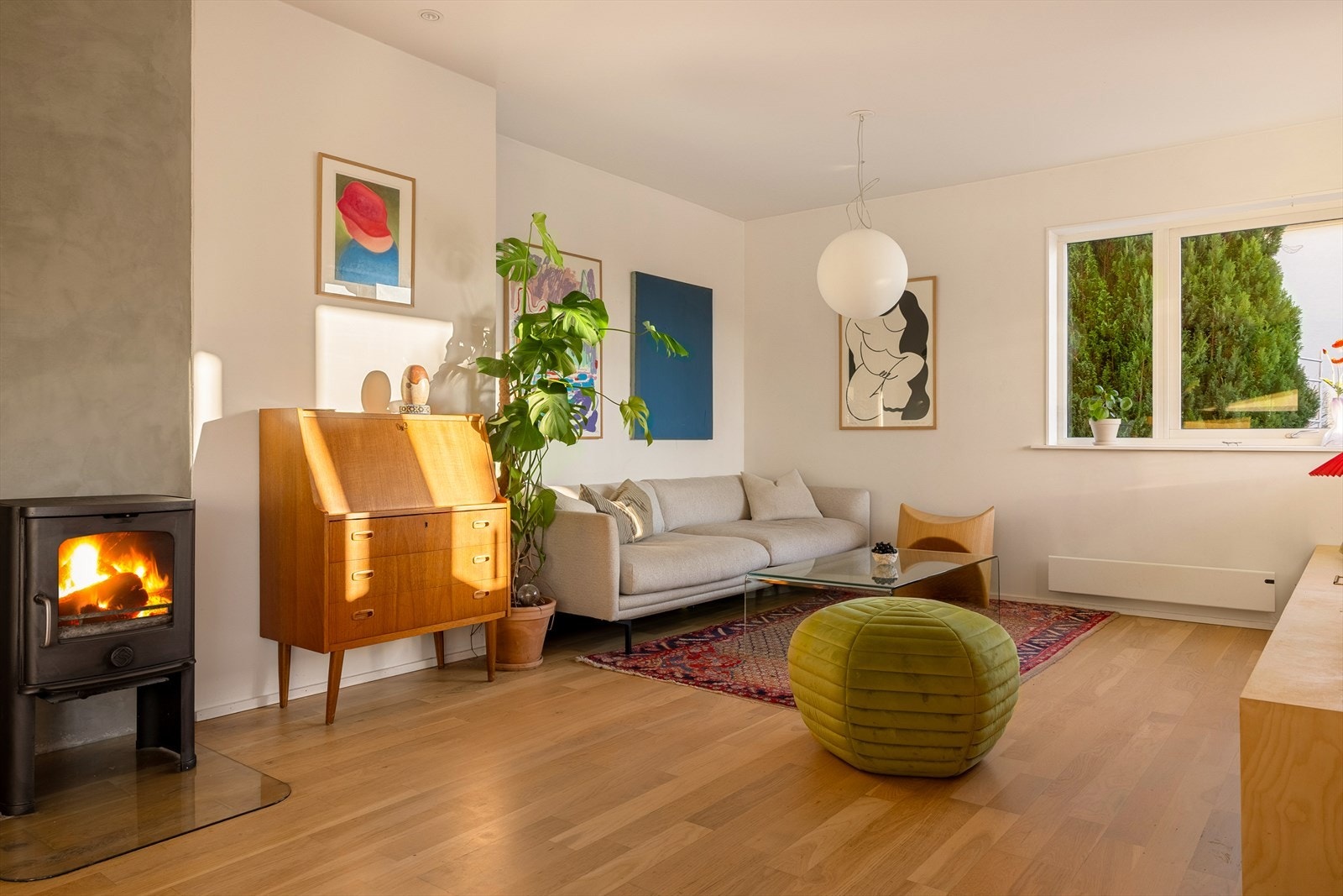 Stuen fungerer som et naturlig samlingspunkt for hele familien. Store vindusflater slipper inn rikelig med dagslys og skaper en behagelig atmosfære. Galleribilde