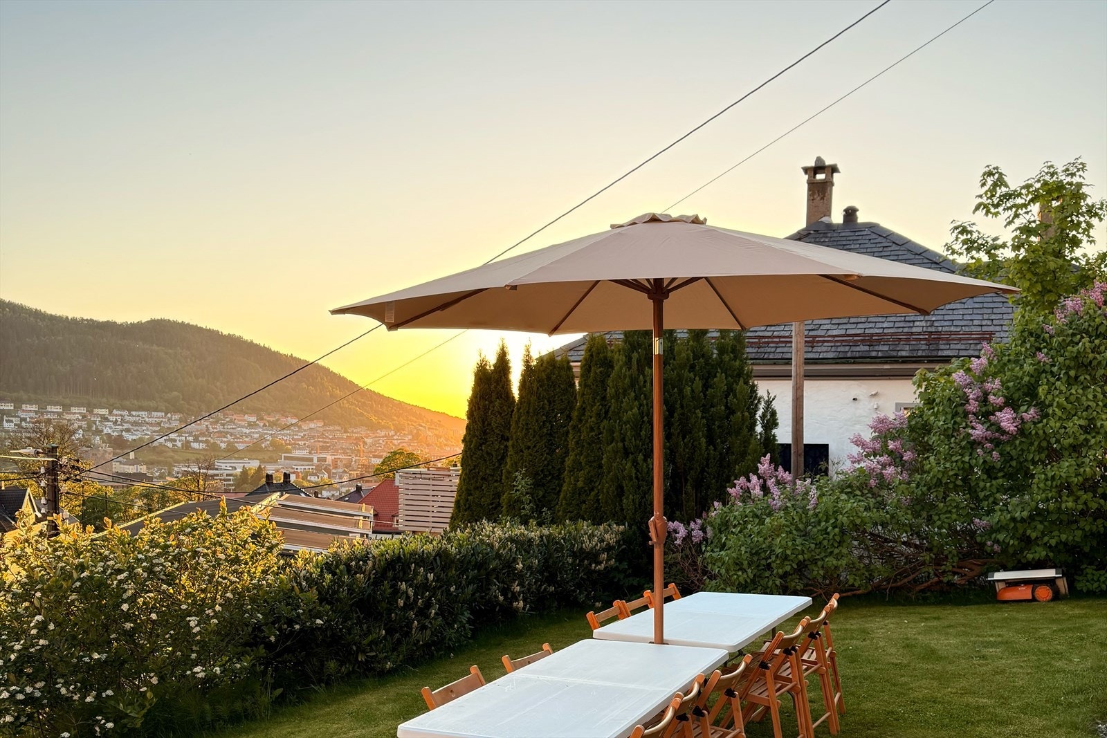 Fra hagen kan man nyte solrike dager i rolige omgivelser med flott utsyn. Hagen fungerer som et naturlig samlingspunkt, med god plass til langbord, selskap og hyggelige stunder - både til hverdags og fest. Velkommen til visning :-) Galleribilde