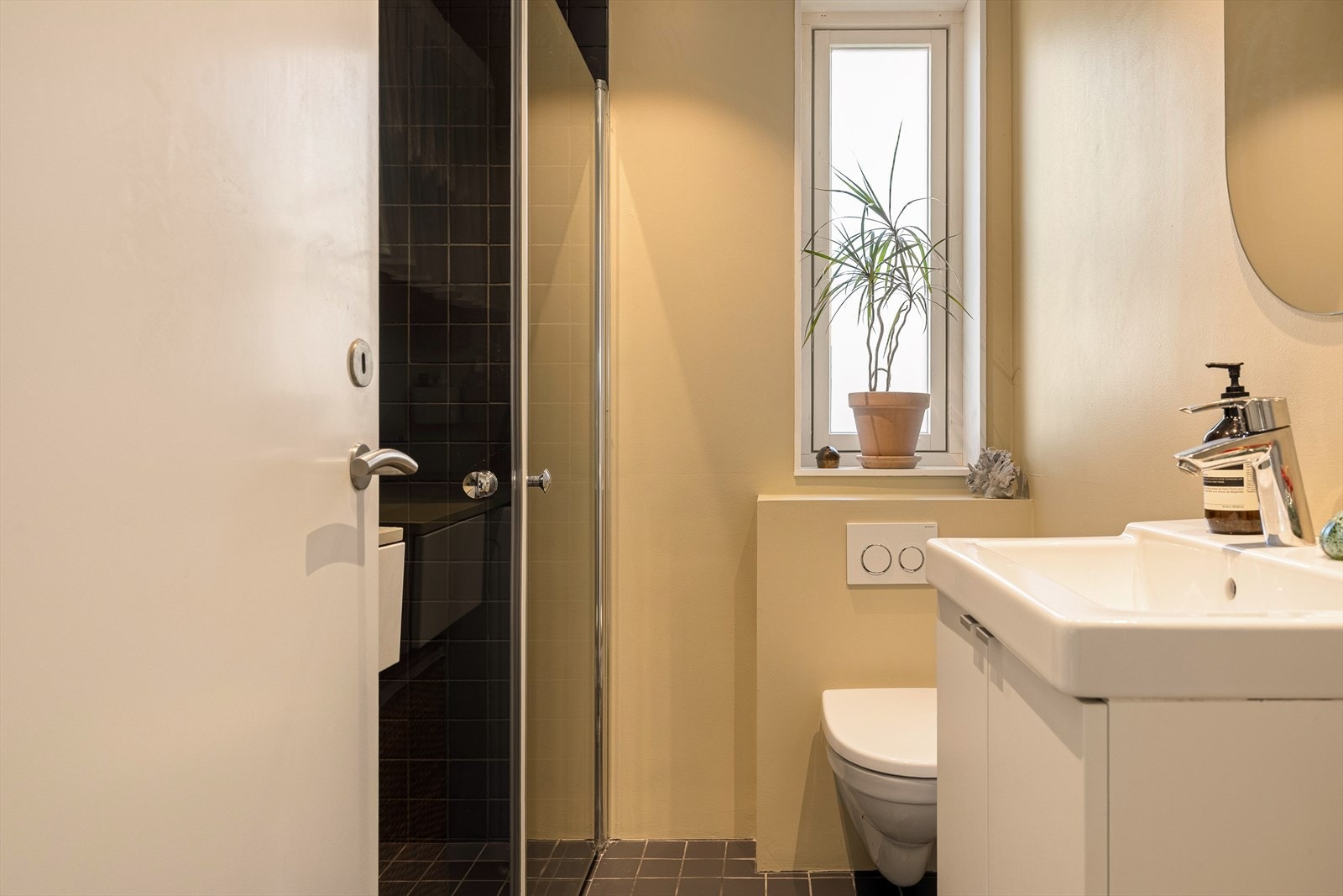 Et lyst og ryddig bad i hovedetasjen som dekker familiens daglige behov. Varmekabler i gulv gir god komfort, og løsningen passer godt både til morgenrutiner og kveldsbruk. Galleribilde