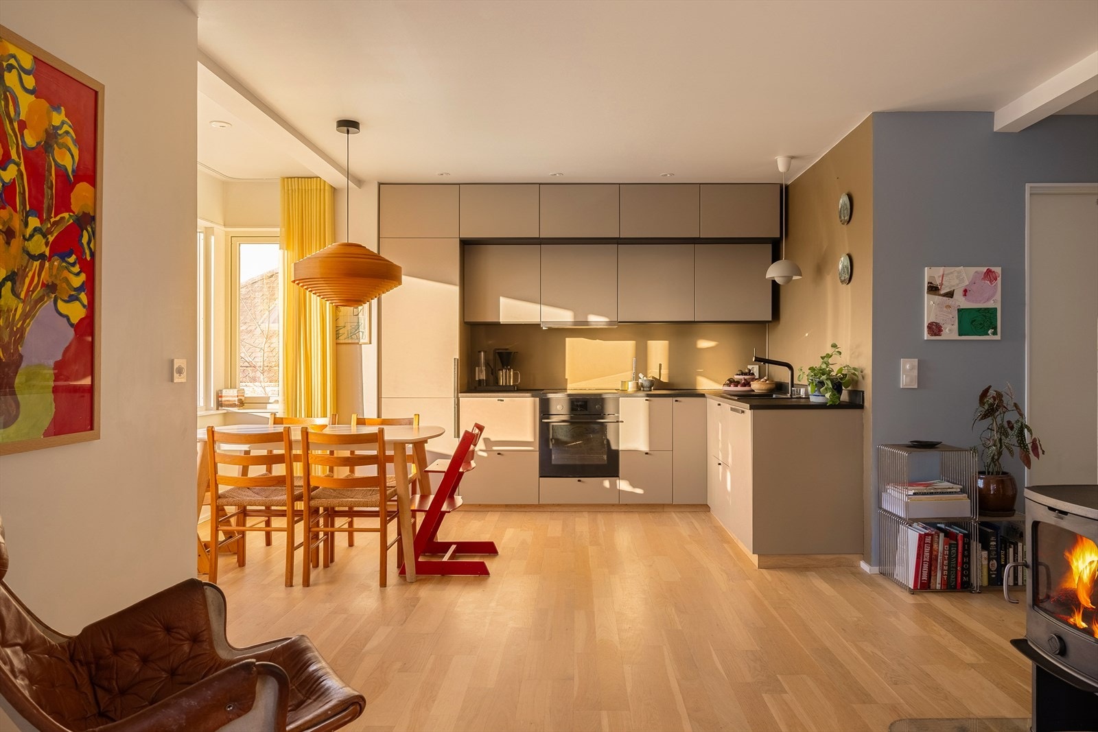 Kjøkkeninnredningen er levert av IKEA, kjent for fleksible løsninger og god utnyttelse av skap- og benkeplass. Integrerte hvitevarer gir et helhetlig og ryddig uttrykk. Galleribilde