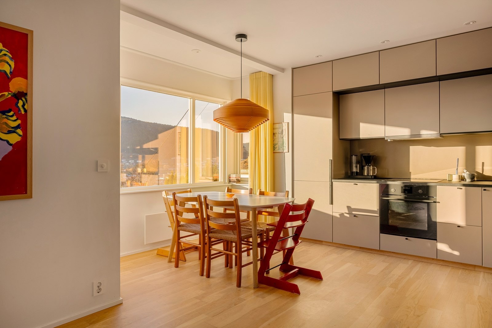 Her er det enkelt å følge med på både lekser og lek mens middagen forberedes. Galleribilde