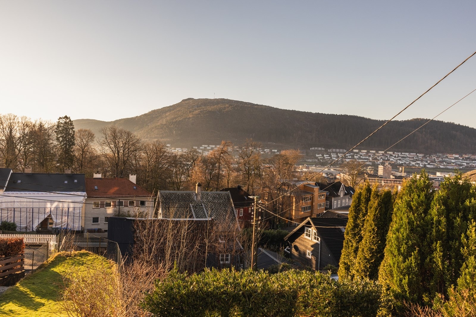 Eiendommen har en sjeldent praktisk løsning med adkomst fra både Engeveien og Bekkeveien, og er den eneste eiendommen i Engeveien med denne adkomsten. Dette gir økt tilgjengelighet og fleksibilitet i hverdagen og ved besøk. Galleribilde