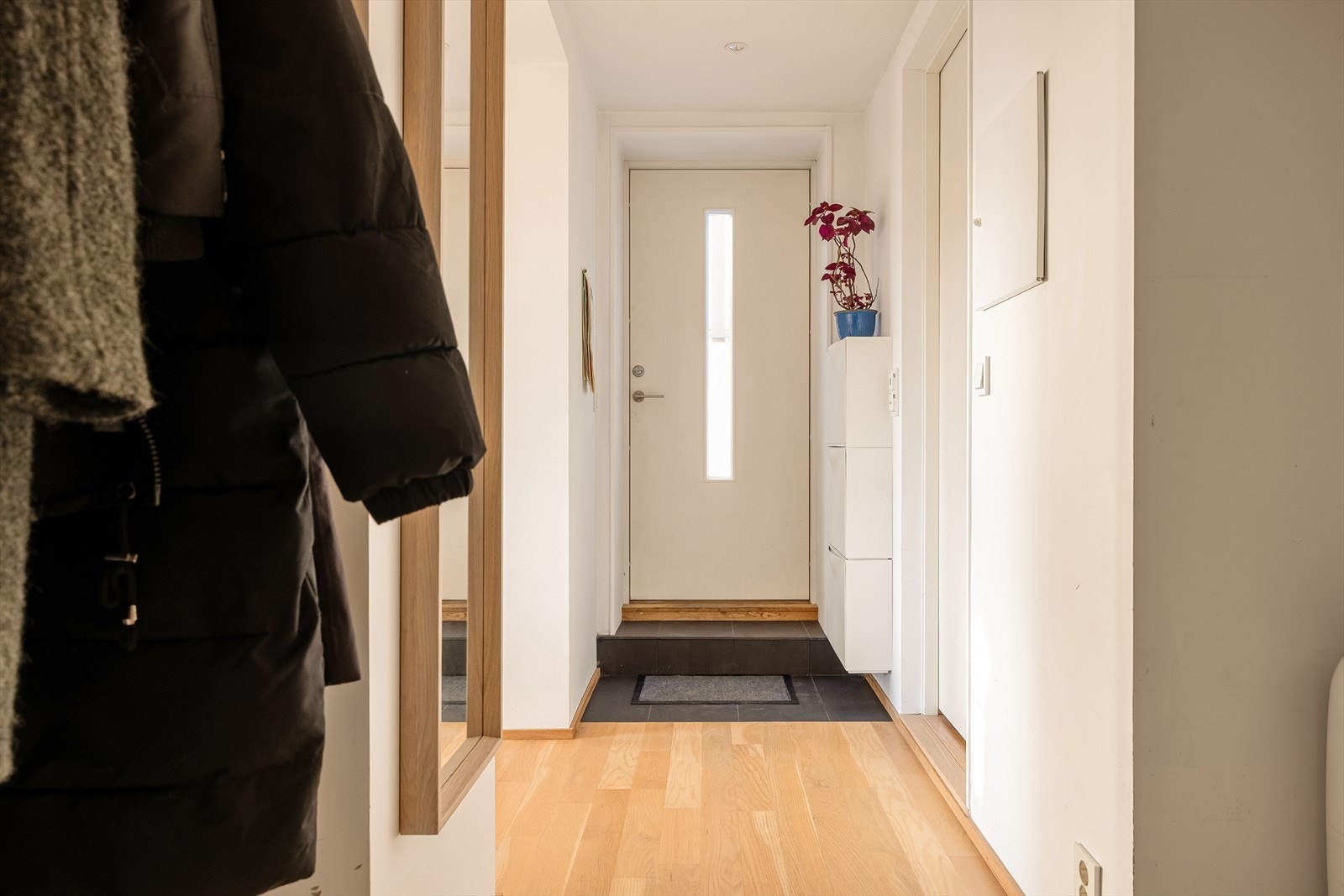 Utleiedelen har egen inngang, noe som gir god skjerming mellom hovedbolig og utleie, og bidrar til økt fleksibilitet og privatliv for begge parter. Galleribilde