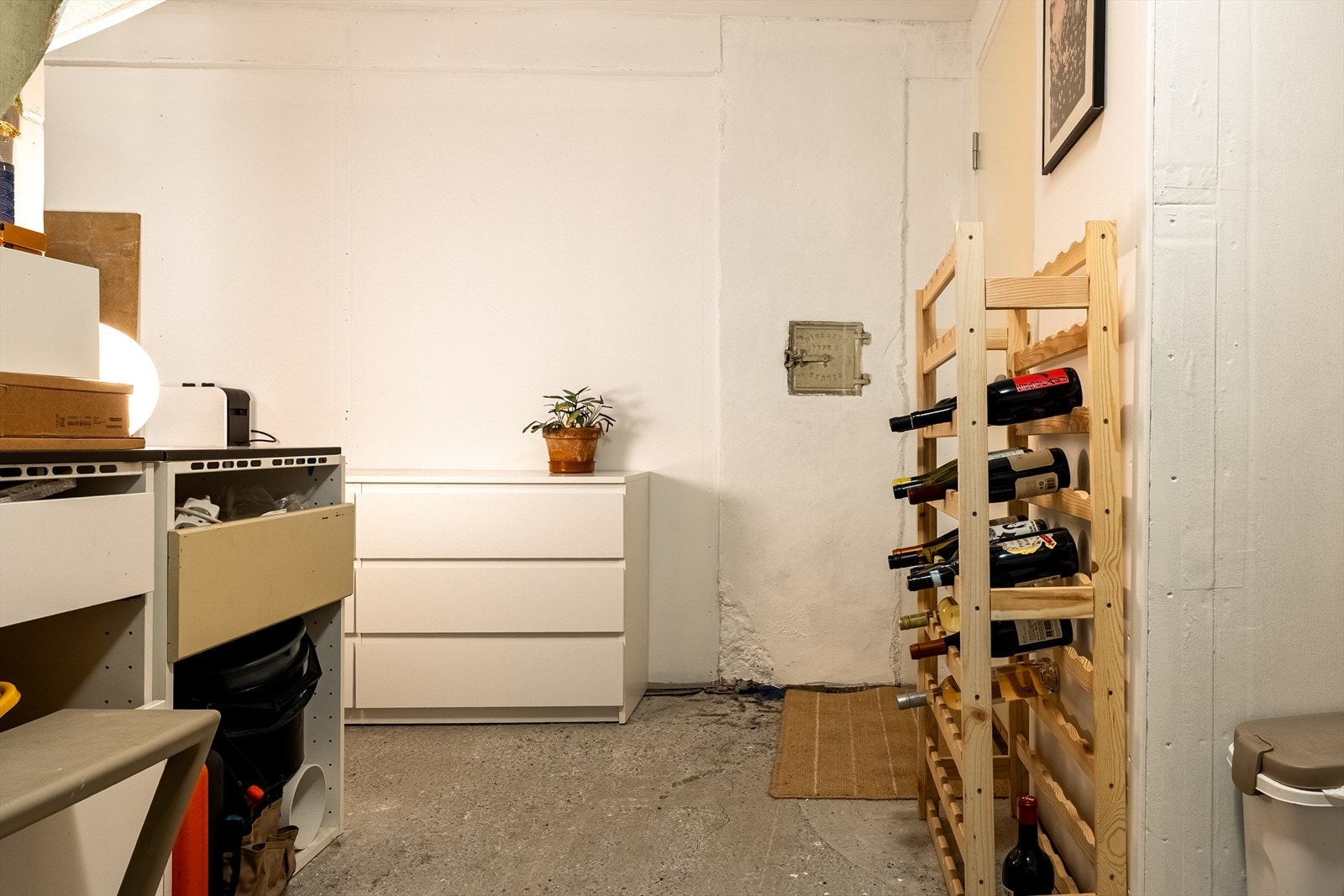 Boligen har tilgang til felles bod-/kjellerareal med praktisk lagringsplass for sesongutstyr og øvrige eiendeler. Her er det også opplegg for vaskemaskin, noe som gir fleksibilitet for ekstra vaskemaskin eller tørketrommel. Galleribilde