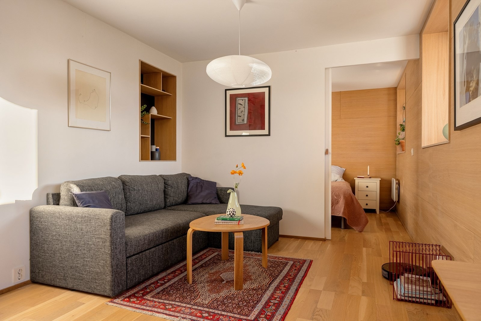 Gjennomført oppussing og møbelsnekkerarbeid gir rommet et eksklusivt uttrykk som skiller seg positivt ut. Galleribilde