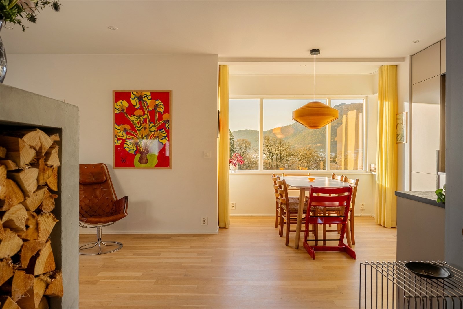 Det gjennomgående parkettgulvet i hovedetasjen skaper god flyt mellom rommene og understreker boligens gjennomførte standard. Galleribilde