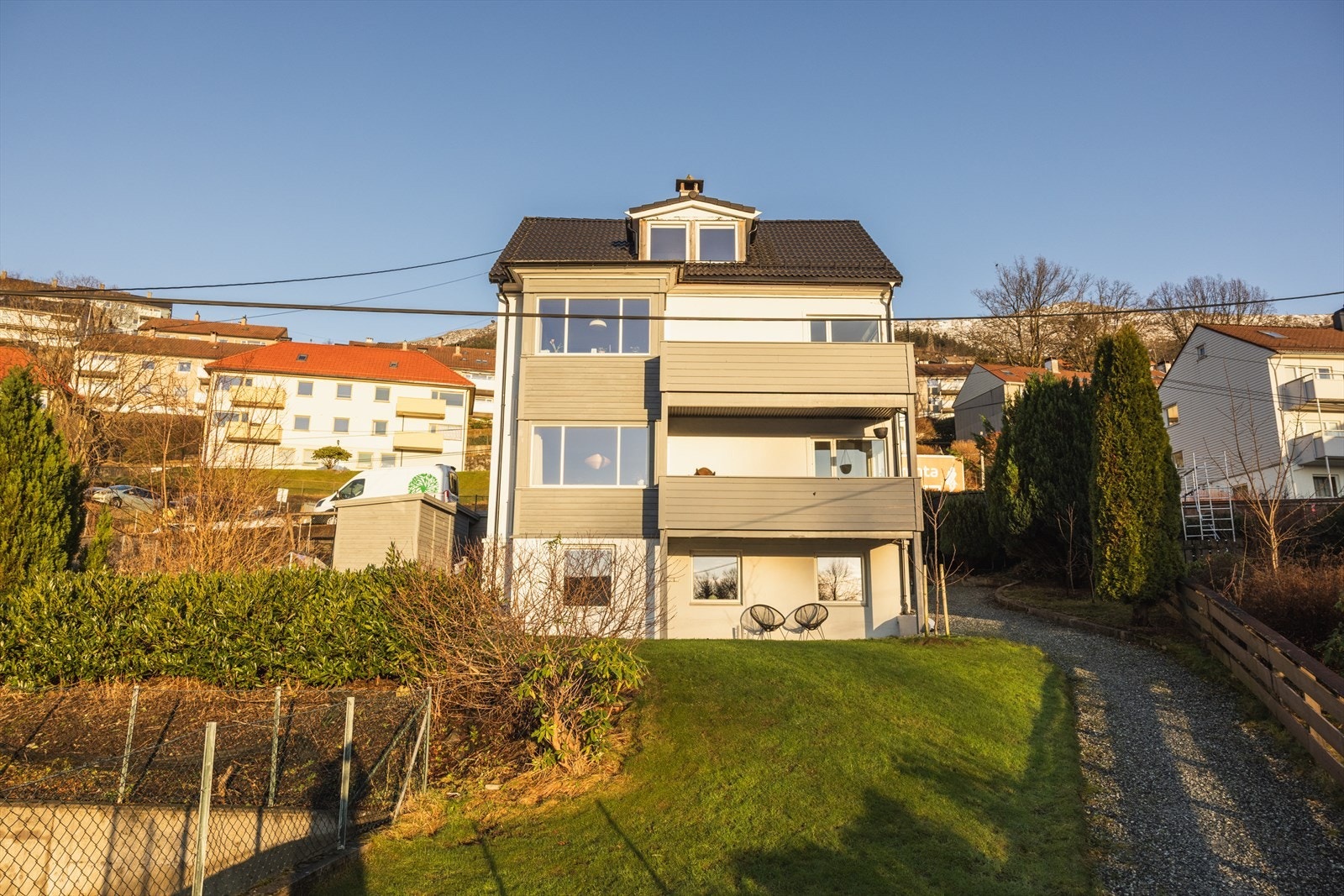 Fasaden fremstår velholdt og gir et solid førsteinntrykk. Praktisk adkomst til boligen gjør hverdagen enkel, enten du kommer hjem med barnevogn, handleposer eller sykkel. Galleribilde