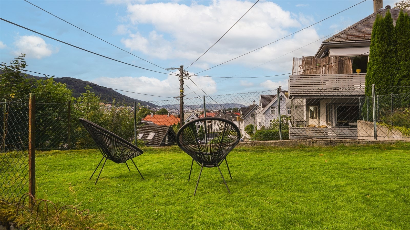 Her er det god plass til trampoliner, lekeapparater og lange sommerdager ute. En perfekt plass for grillmiddager, morgenkaffe og rolige kvelder i solen. Galleribilde