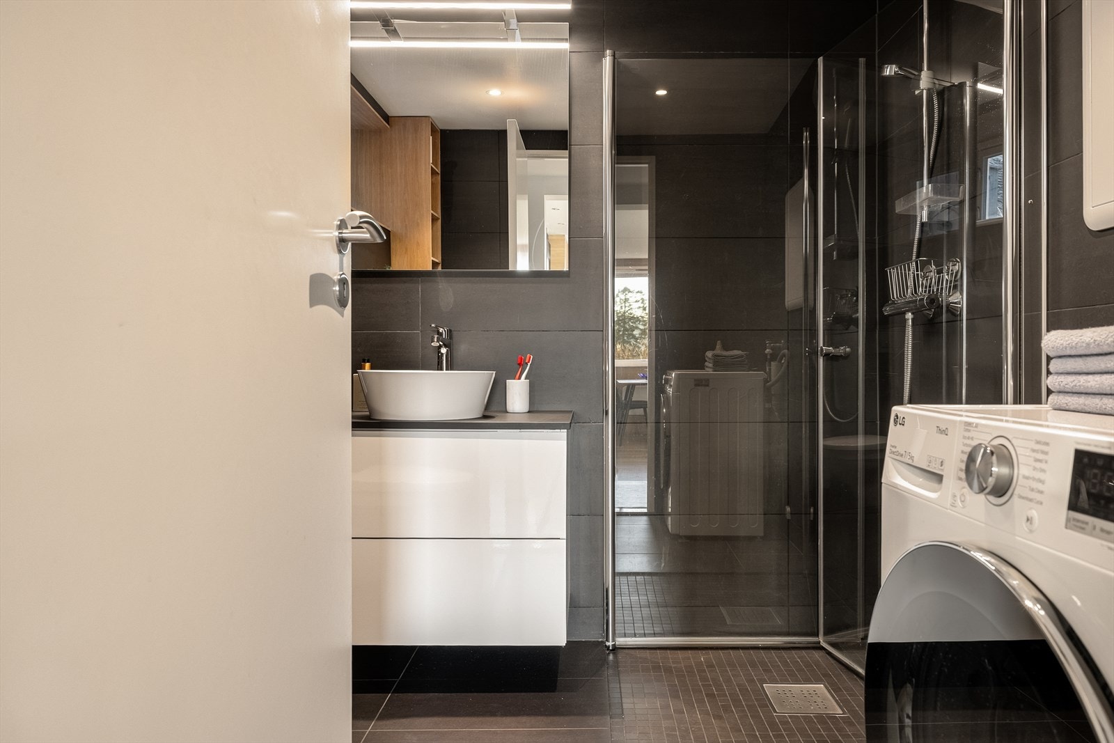 Stilrent bad med moderne uttrykk og funksjonell planløsning. Flisvalg og innredning gir et tidløst og elegant preg. Galleribilde