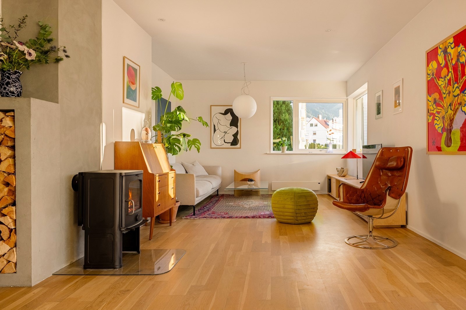 Store vindusflater slipper inn rikelig med dagslys og skaper en behagelig atmosfære. Galleribilde