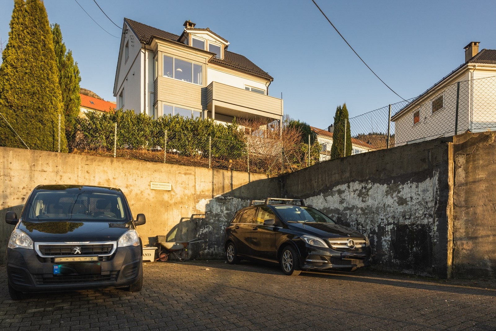 Leiligheten disponerer parkeringsplass med elbillader etablert i 2021, en ettertraktet og fremtidsrettet løsning som gjør hverdagen ekstra komfortabel for elbileier. I tillegg har man en ekstra parkering som de to seksjonene deler på. Galleribilde