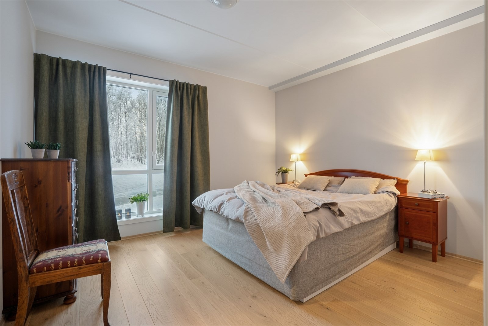 Hovedsoverommet er av svært god størrelse og har god plass til dobbeltseng og tilhørende møblement. Galleribilde