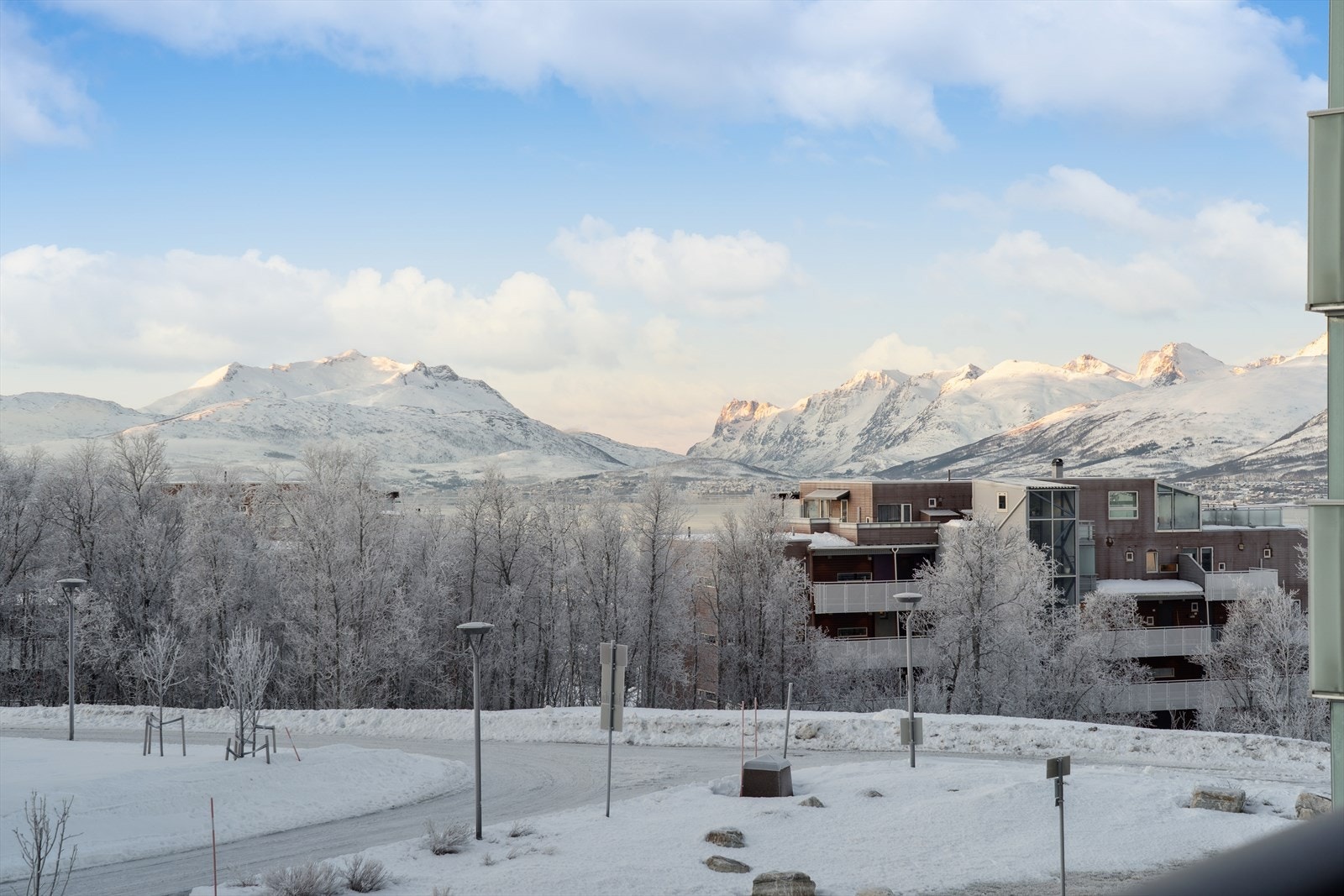 Fra balkongen har man nydelig utsikt mot de majestetiske fjellene i Ersfjordtraversen. Galleribilde