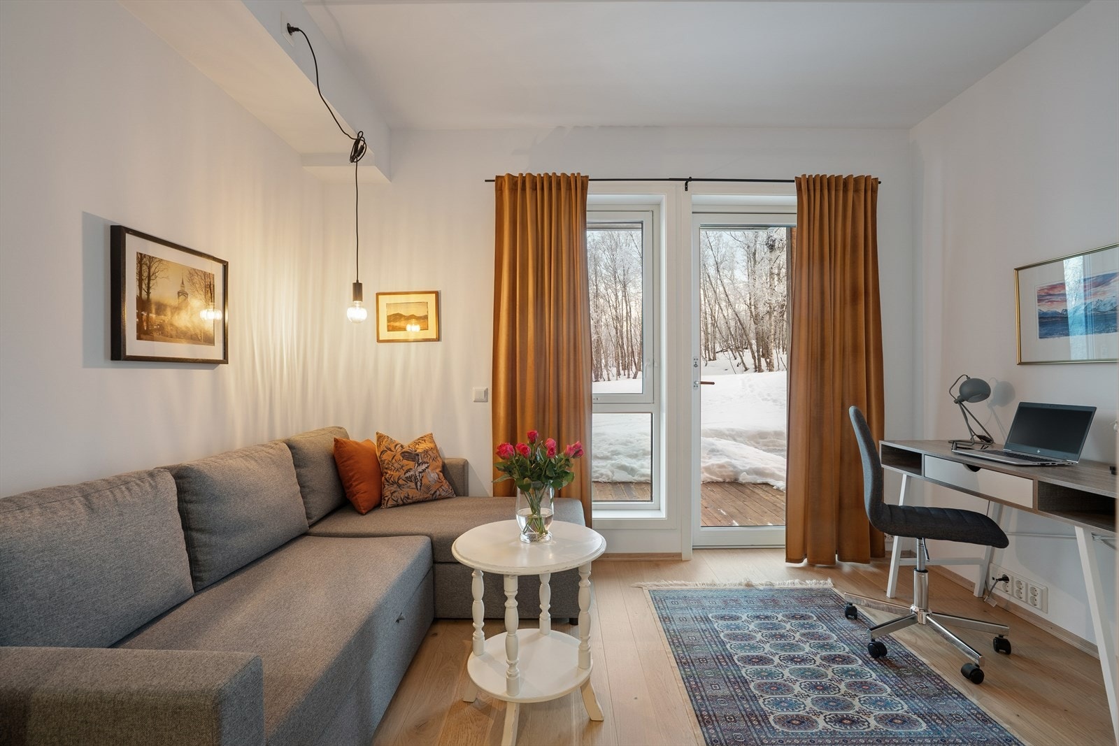 Leiligheten har tilhørende hybel som kan genererer gode leieinntekter. Hybelen består av stue og kjøkken i åpen løsning og et baderom. Galleribilde