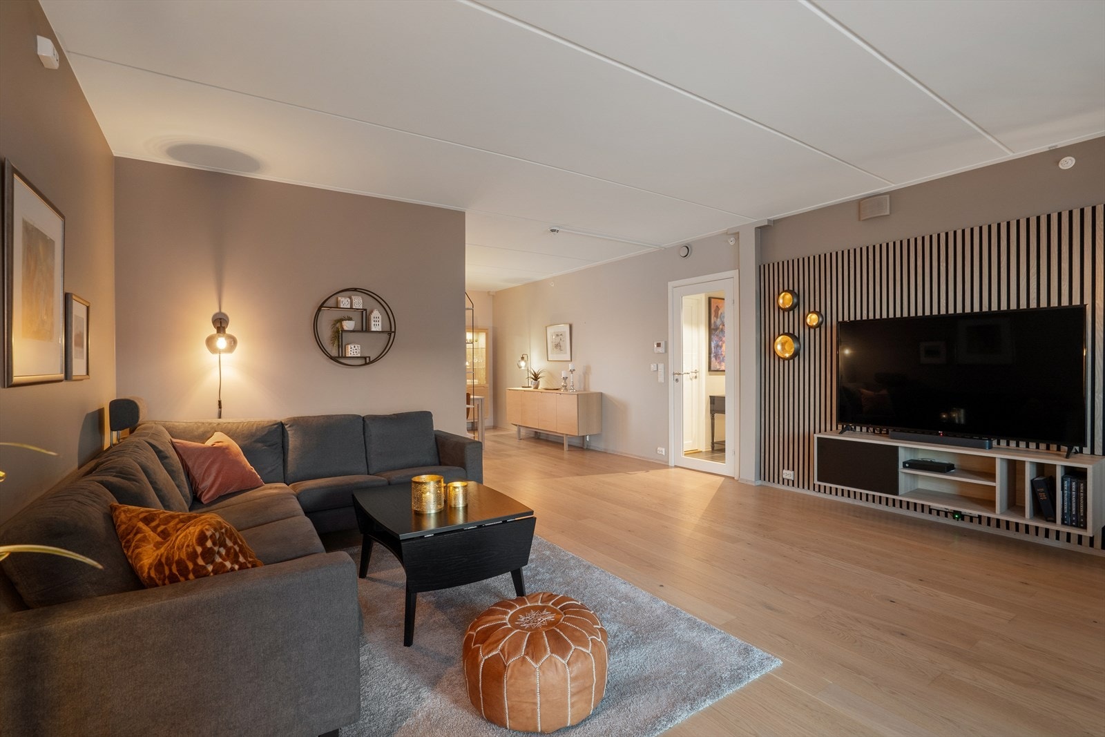 Gjennomgående i leiligheten er enstavs parkett på gulv og malte, slette flater i tidsriktige farger med listefrie overganger til tak. Galleribilde