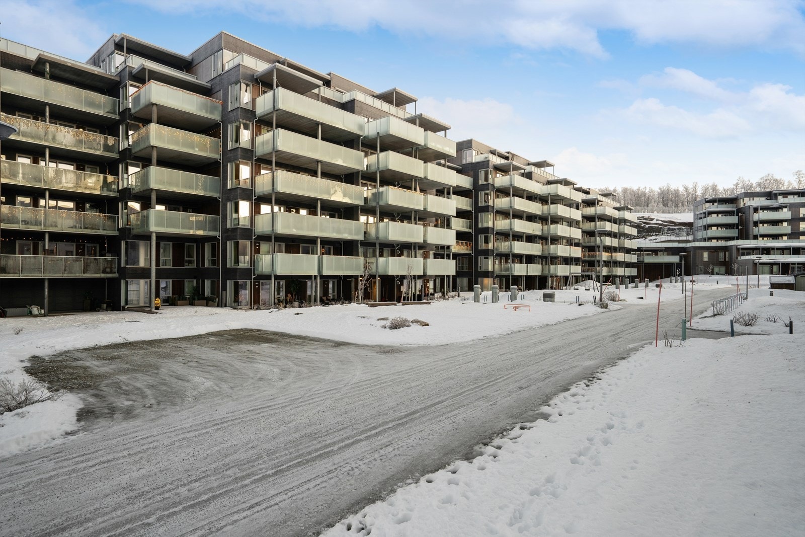 Leiligheten ligger i tredje etasje og er del av et sameie med 86 seksjoner. Galleribilde