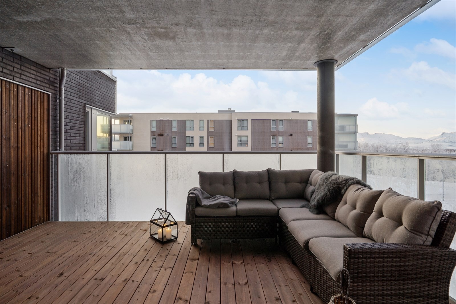 Fra stuen har man utgang til en stor, overbygget balkong med gode møbleringsmuligheter og nydelig utsikt! Galleribilde