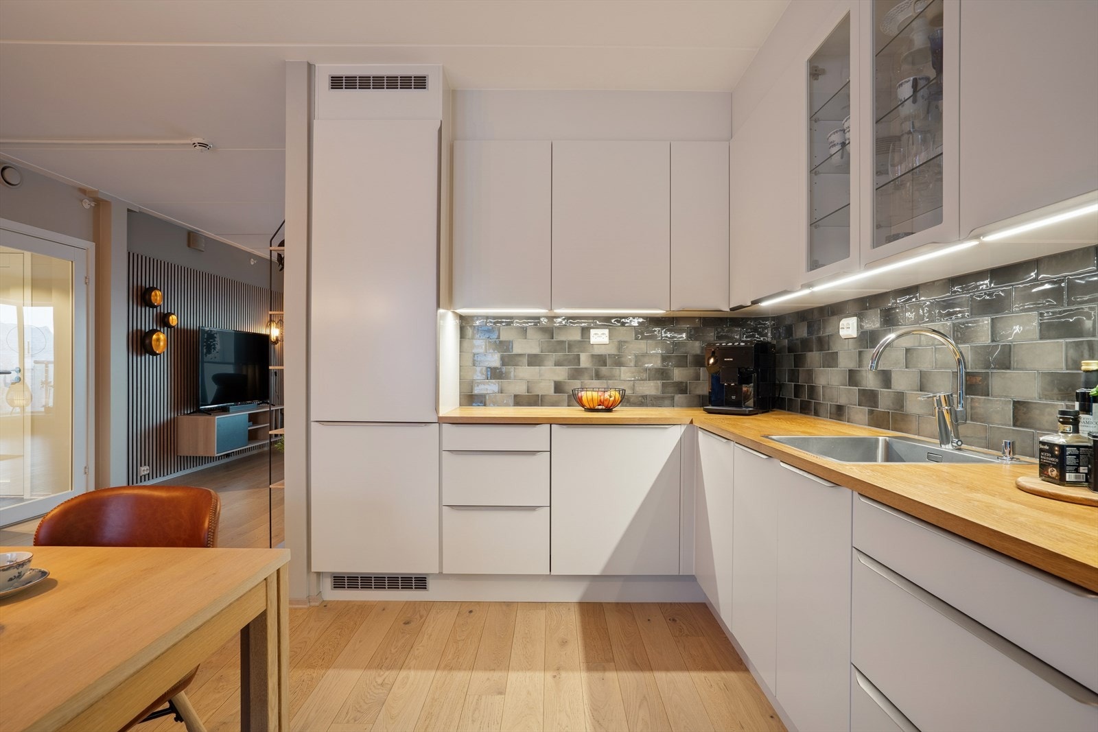 Fliser bak kjøkkenbenken gjør det praktisk å holde det rent med mat- og vannsøl. Galleribilde