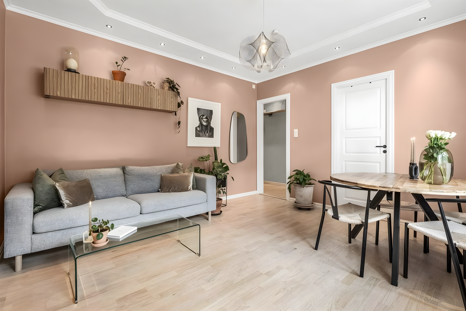 Stuen har flere naturlige møbleringssoner som også gir plass til hyggelig spisebord. Galleribilde