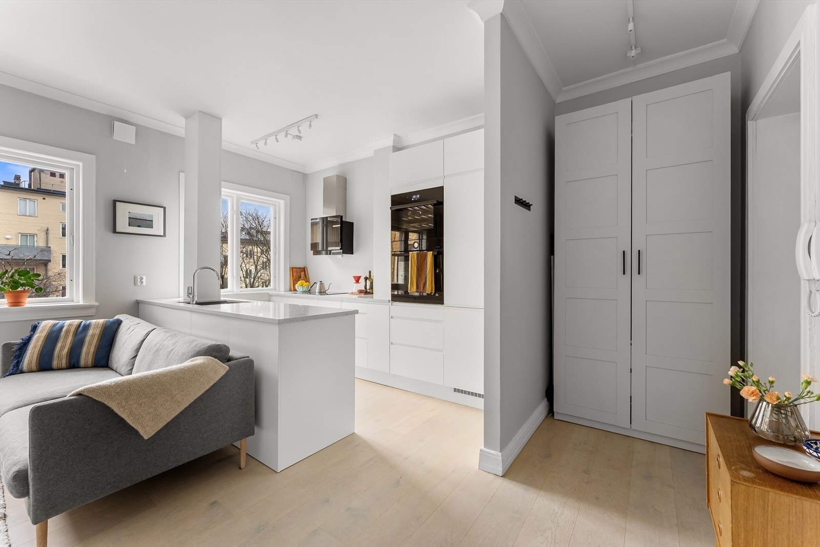 Innbydende entré med garderobeskap og dørcalling. Leiligheten disponerer i tillegg en ekstern kjellerbod på 5 kvm. Galleribilde