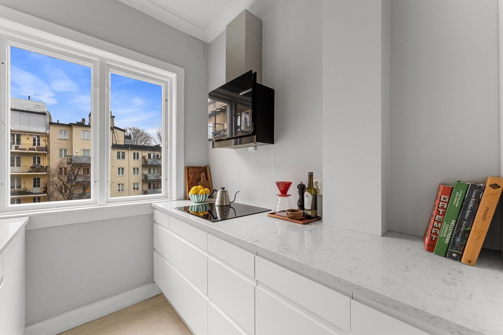 Hyggelig og fritt utsyn fra 5.etasje mot skjermet bakgård Galleribilde