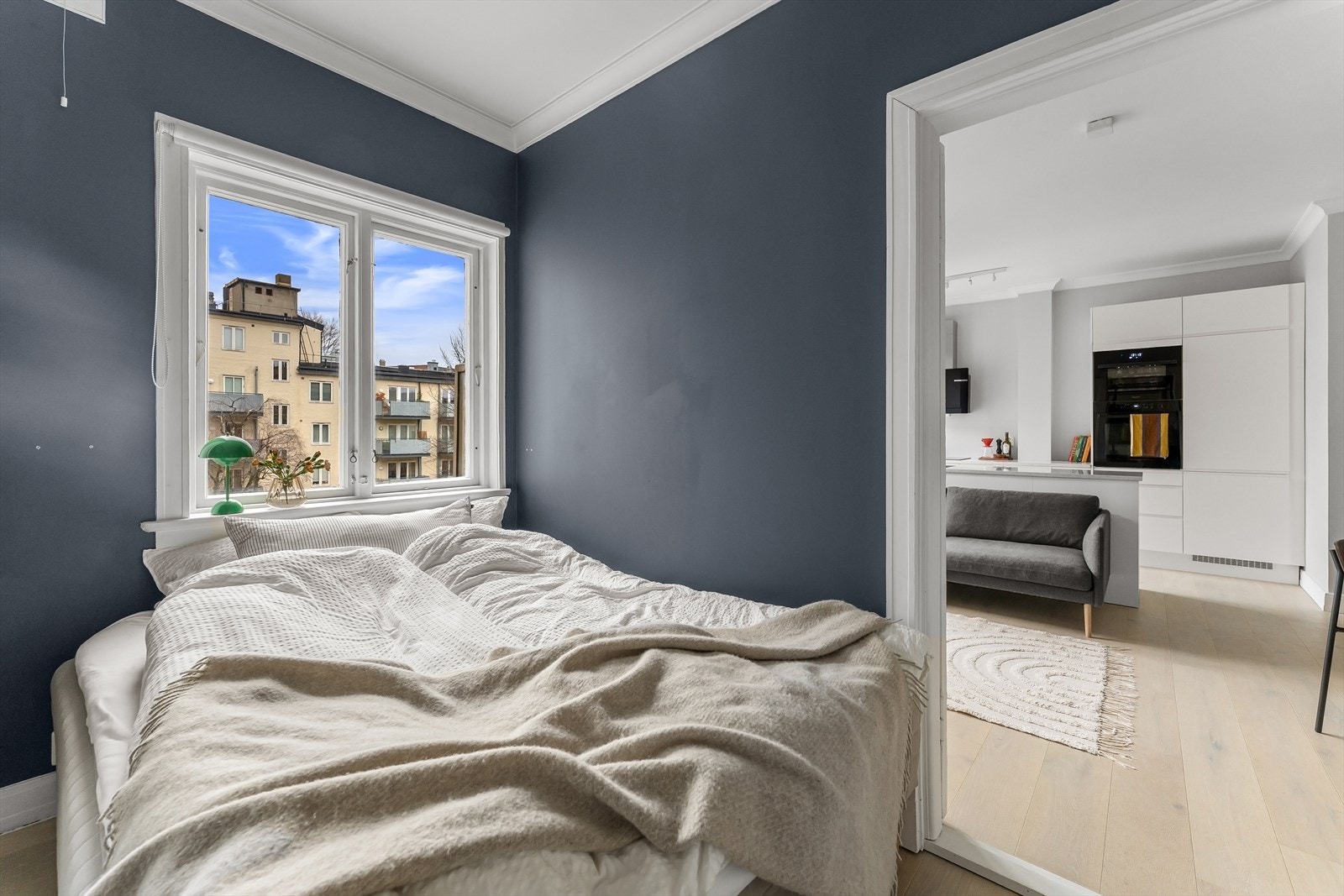 Lunt soverom med god plass til dobbeltseng (160 cm seng) Galleribilde