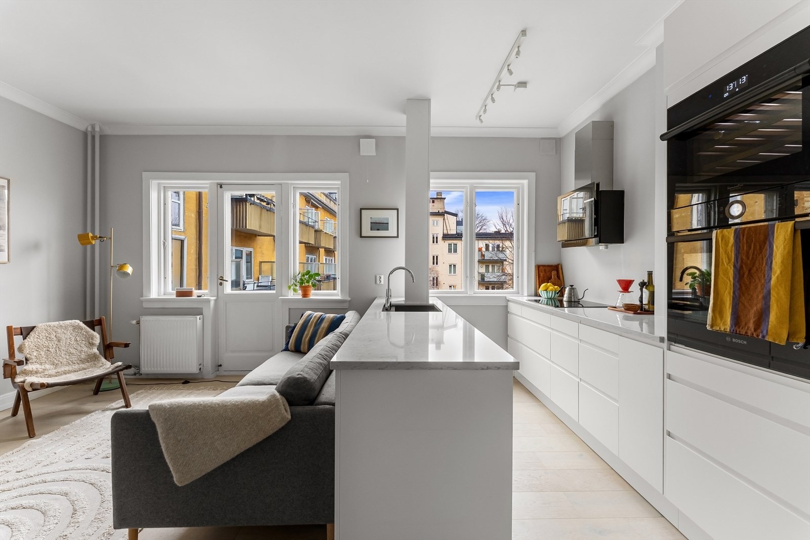 Epoq kjøkkeninnredning fra 2019 med glatte fronter. Benkeplate i steinkompositt med underlimt kum Galleribilde