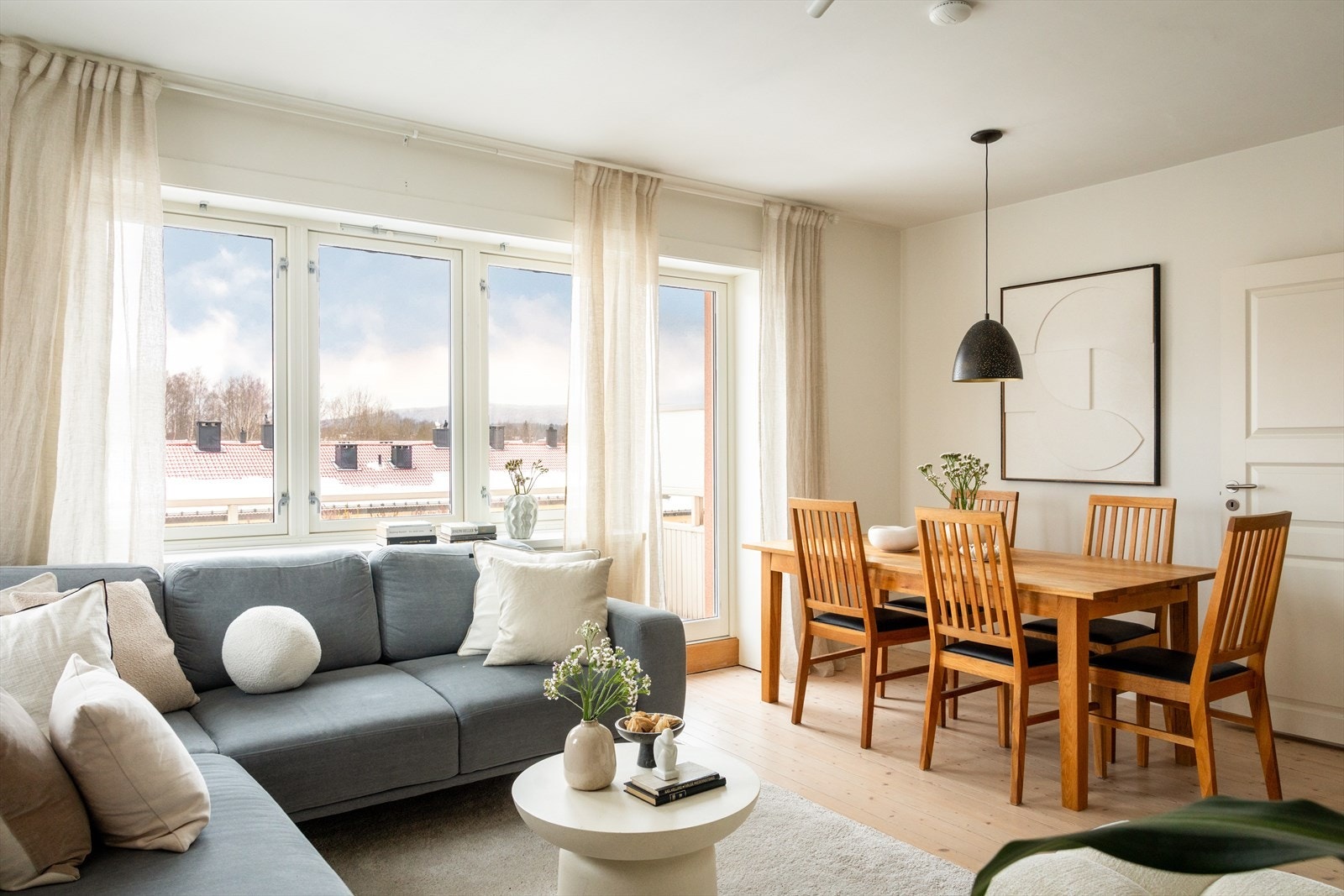 Velkommen til Kurveien 33! Dette er en innbydende og lys 3-roms toppleilighet på Kjelsås, beliggende i et av Oslos mest attraktive boligområder. Foto: Pontus Holmenäs. Galleribilde