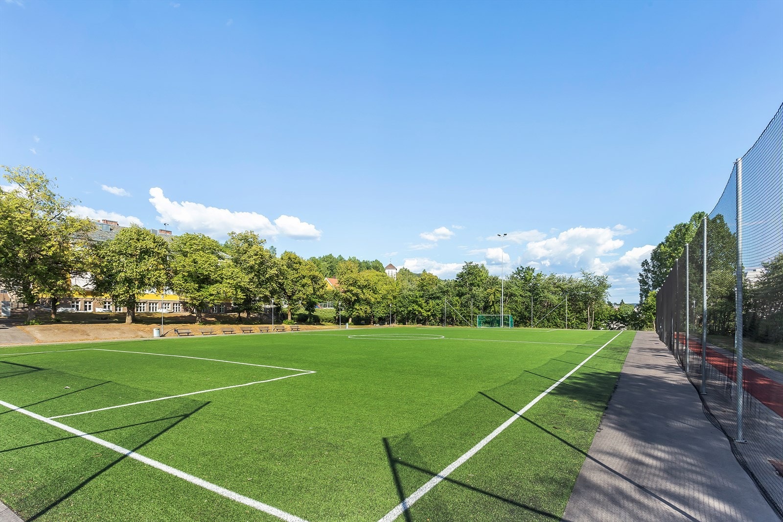 Kjelsås Idrettslag har gode tilbud til barn, ungdom og voksne. Idrettslaget har aktiviteter innen basketball, fotball, håndball, langrenn, alpint, samt orientering og allidrett. Galleribilde